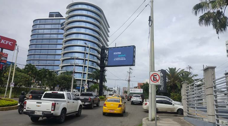 Pantalla LED en Av. Malecón, Manta