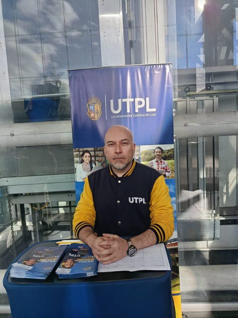 Promotor con material publicitario UTPL en stand de activación BTL