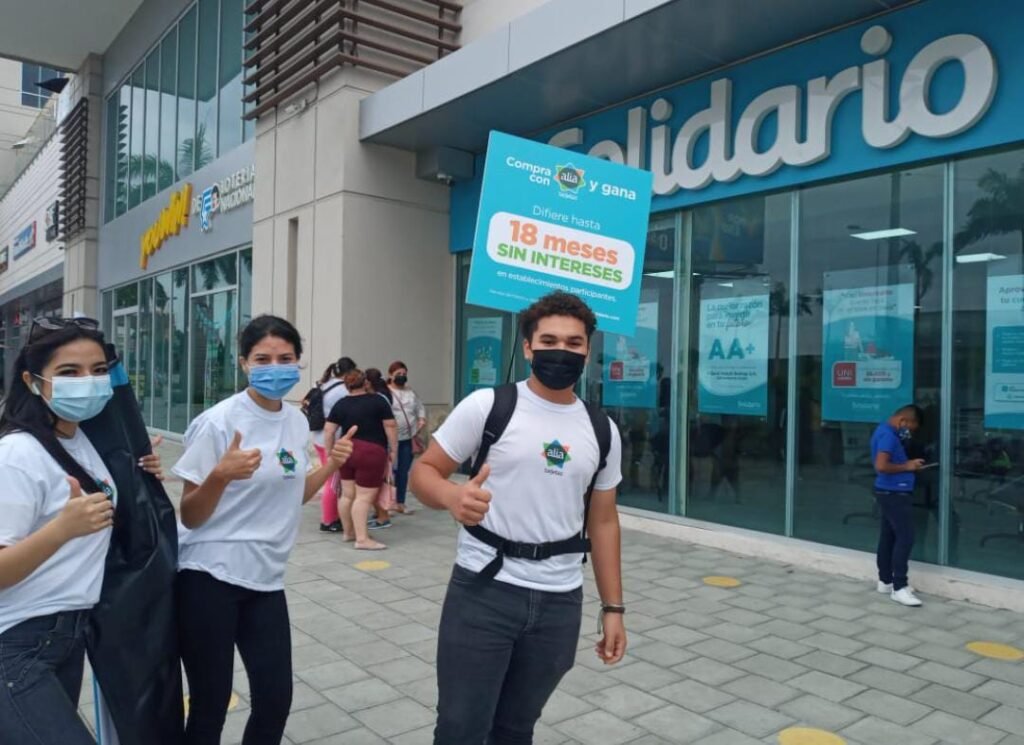 Promotores BTL con cartel de tarjeta Alía en centro comercial