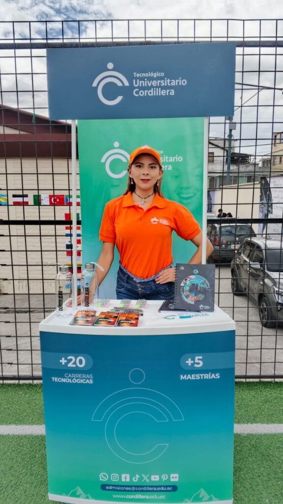 Promotora en stand del Tecnológico Universitario Cordillera, activación BTL