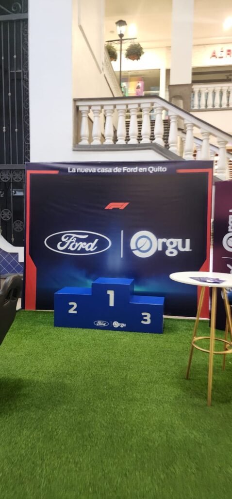 Activación BTL Ford Orgu con podio de premiación en centro comercial