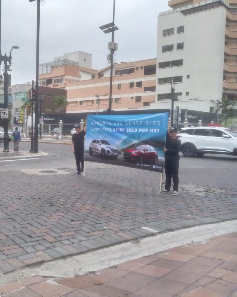 Activación BTL con banner publicitario Chery Maresa en vía urbana