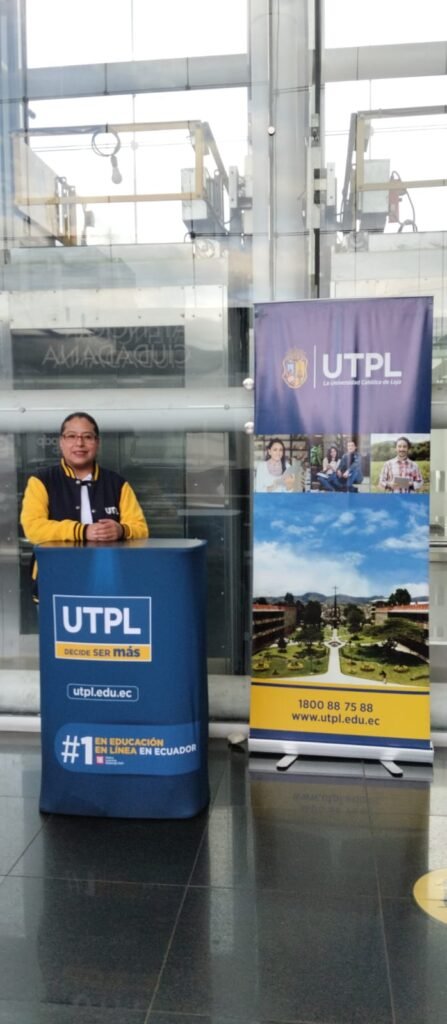 Promotora en stand universitario UTPL con roll-up en punto de alta afluencia, activación BTL Ecuador