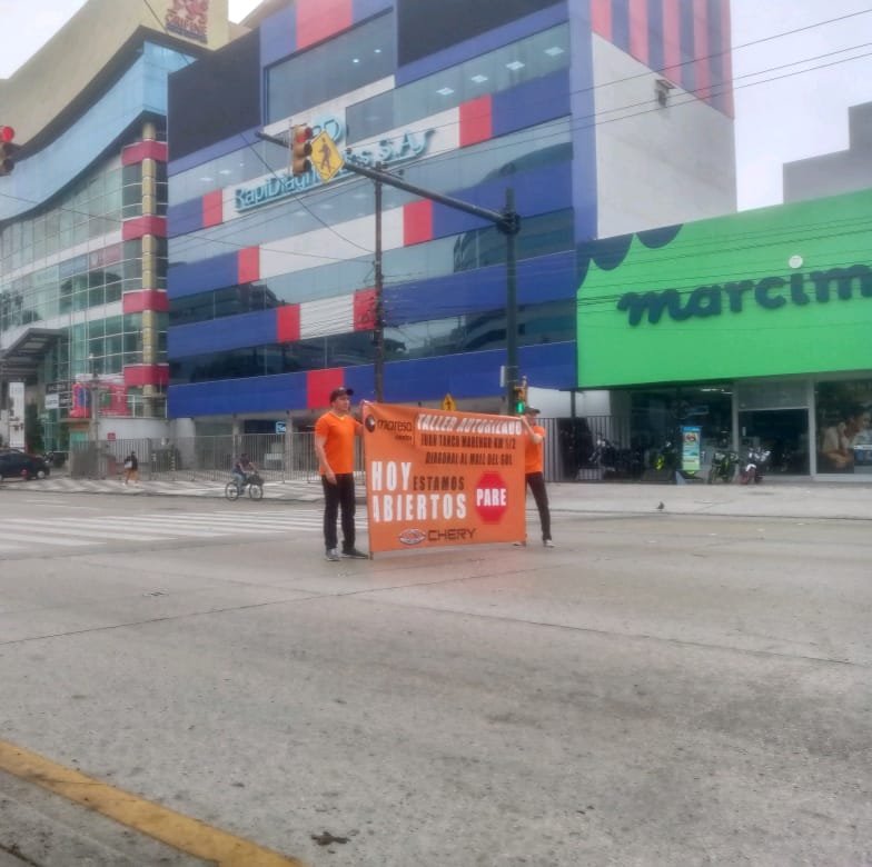 Promotores con banner BTL de taller autorizado Chery Maresa