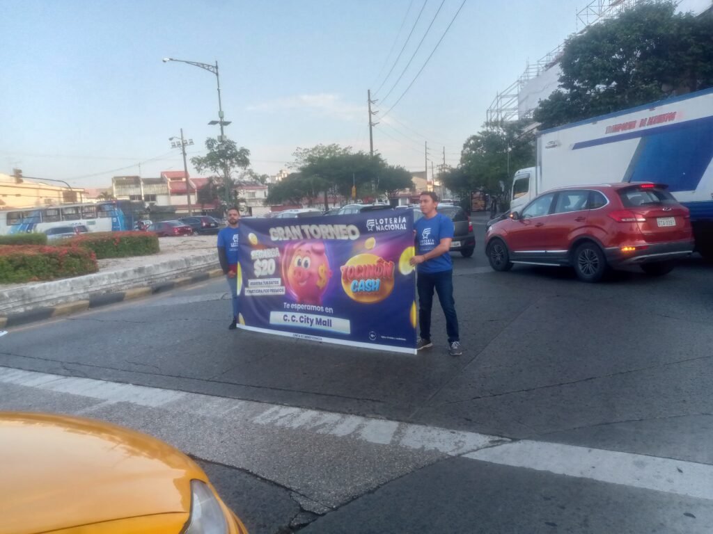 Activación BTL Lotería Nacional con banner promocional en vía pública