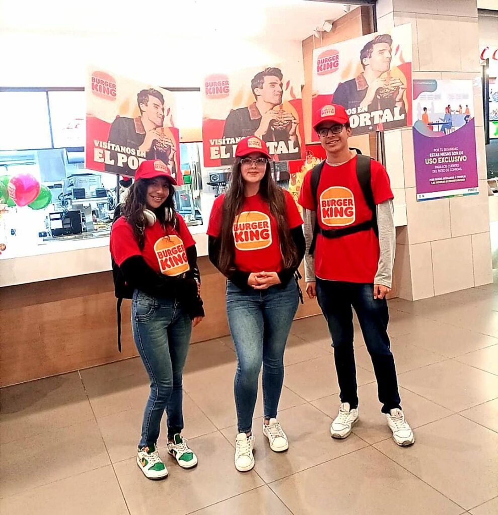 Promotoras y promotor de Burger King en centro comercial, activación BTL