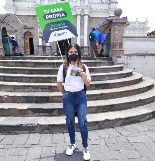 Promotora con valla publicitaria BTL Kasem 'Tu casa propia'