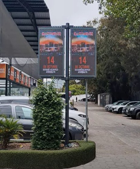 Pantalla LED en La Pradera con el anuncio del concierto de Iron Maiden