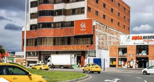 Pantalla de valla digital en Av. de las Américas y Remigio Crespo (Feria Libre)