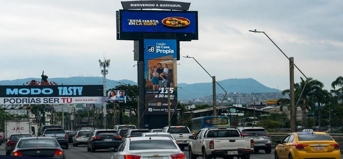 Pantalla de valla digital en Puente de la Unidad Nacional