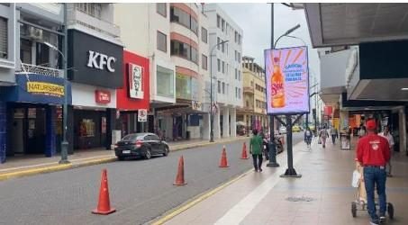 Pantalla LED en Av. Rocafuerte y 9 de Mayo, Machala