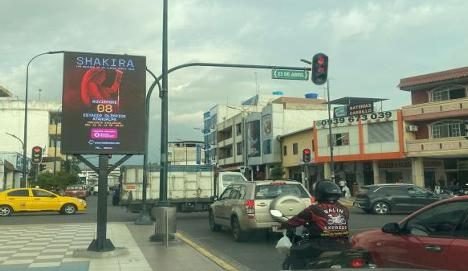 Pantalla LED cerca del campus UTMACH, Machala