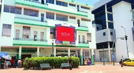Pantalla LED en el parque central de Machala