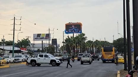 Pantalla LED en el ingreso principal a Machala