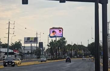 Pantalla LED sobre vía de ingreso a Machala