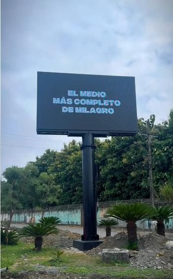 Pantalla de valla digital en Acceso principal a Milagro