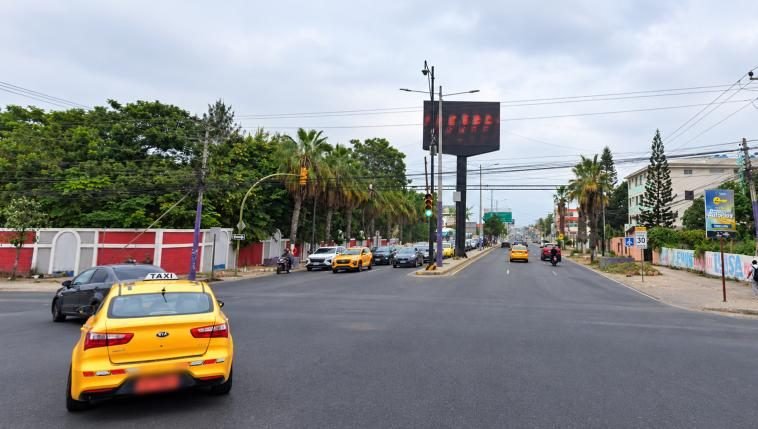 Pantalla LED en Via a Salinas, Santa Elena