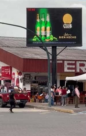 Pantalla LED junto al Terminal Terrestre de Tena