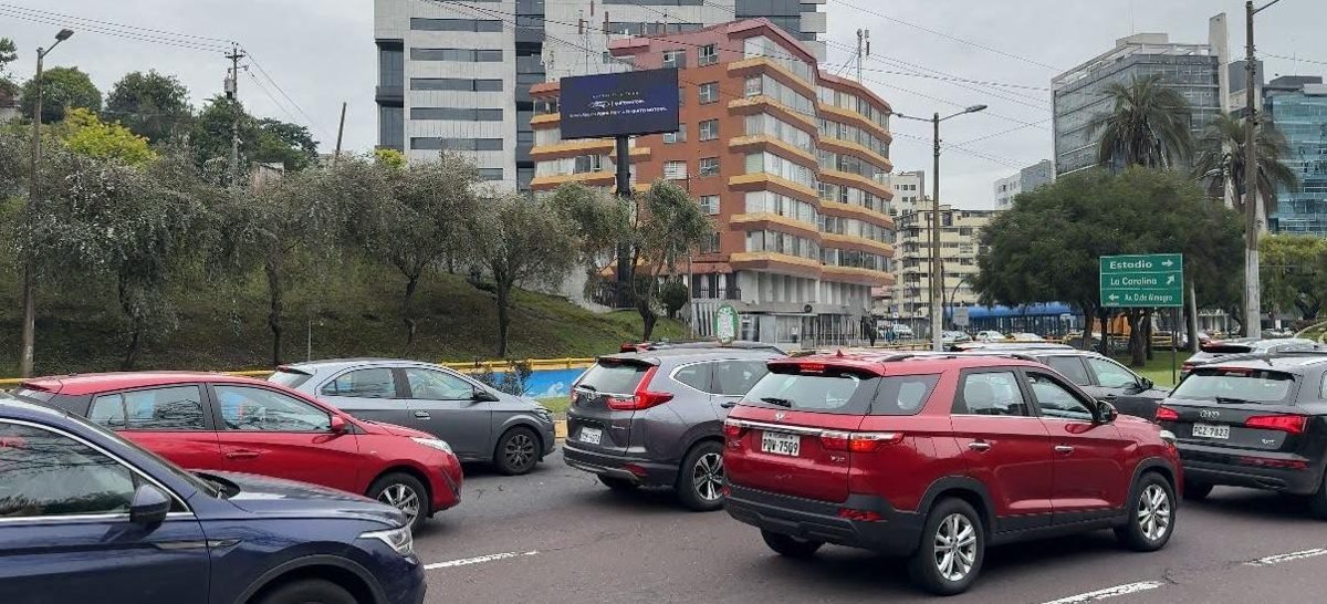 Pantalla LED en salida del Túnel Guayasamín