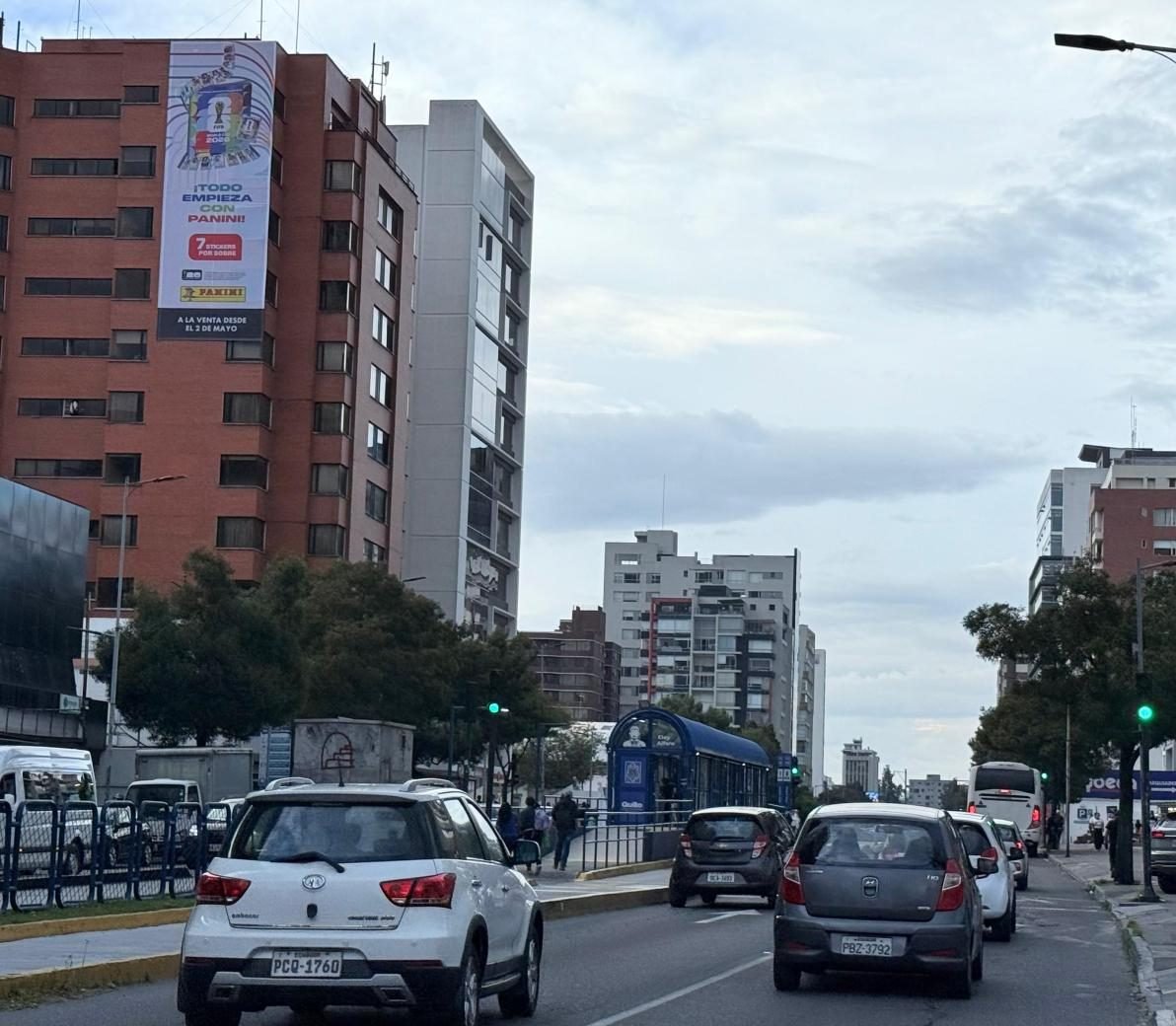 Pantalla LED en Av. 6 de Diciembre e Irlanda